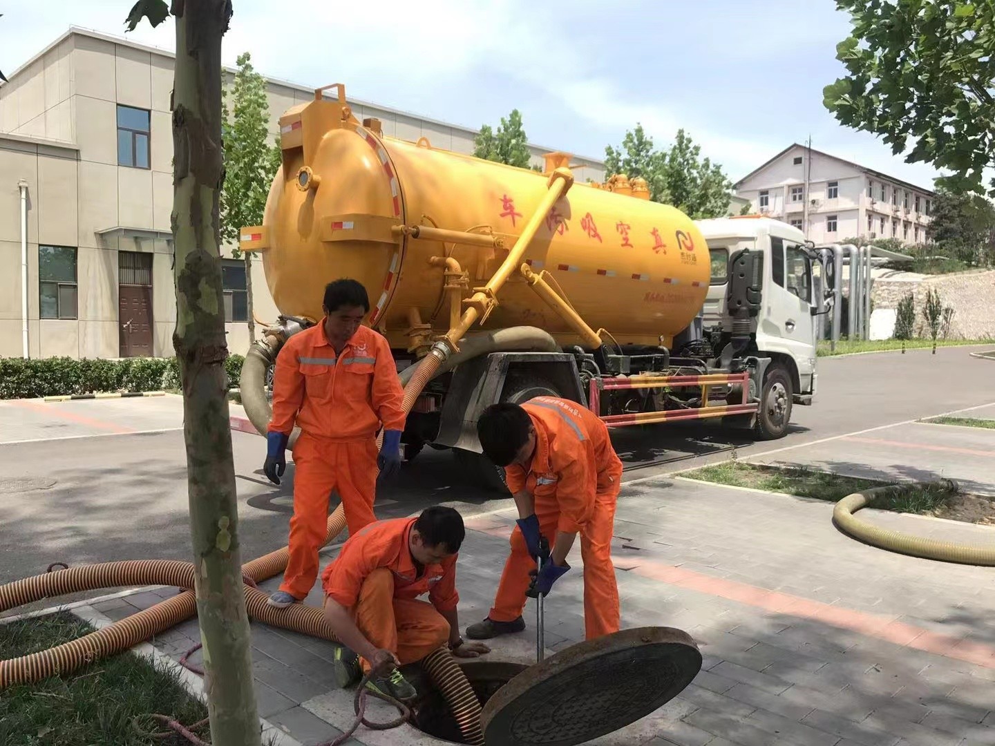 碌曲管道疏通车停在窨井附近