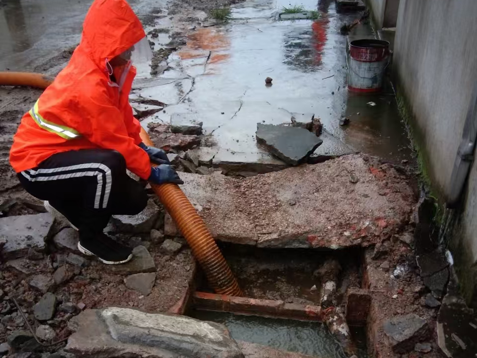 碌曲专业清理污水池 炜誉市政以规范流程守护城市 “肠道”